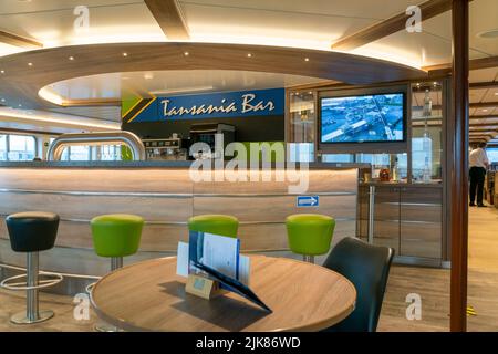 Cuxhaven, Deutschland - 02.27.2022: Leere Tansania-Bar an Bord der Helgoland-Fähre. Die Inneneinrichtung der Bar und des Restaurants auf dem Schiff. Stockfoto