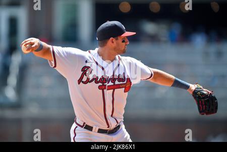 Atlanta, GA, USA. 31.. Juli 2022. Atlanta Braves der dritte Baseman Austin Riley wirft beim vierten Inning eines MLB-Spiels gegen die Arizona Diamondbacks im Truist Park in Atlanta, GA, zur ersten Basis. Austin McAfee/CSM/Alamy Live News Stockfoto