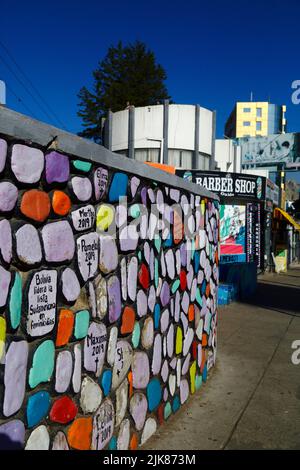 29.. Juni 2022, Calacoto, La Paz, Bolivien. Detail von Graffiti-Wandmalereien feministischer Gruppen an einer Wand im Bezirk Zona Sur von La Paz, die gegen Gewalt gegen Frauen, die Anzahl der Feminizide und die Langsamkeit des Justizsystems im Umgang mit Fällen protestieren. Stockfoto