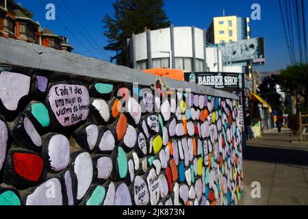 29.. Juni 2022, Calacoto, La Paz, Bolivien. Detail von Graffiti-Wandmalereien feministischer Gruppen an einer Wand im Bezirk Zona Sur von La Paz, die gegen Gewalt gegen Frauen, die Anzahl der Feminizide und die Langsamkeit des Justizsystems im Umgang mit Fällen protestieren. Stockfoto