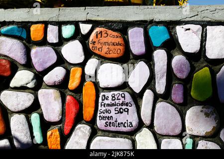 29.. Juni 2022, Calacoto, La Paz, Bolivien. Detail von Graffiti-Wandmalereien feministischer Gruppen an einer Wand im Bezirk Zona Sur von La Paz, die gegen Gewalt gegen Frauen, die Anzahl der Feminizide und die Langsamkeit des Justizsystems im Umgang mit Fällen protestieren. Stockfoto