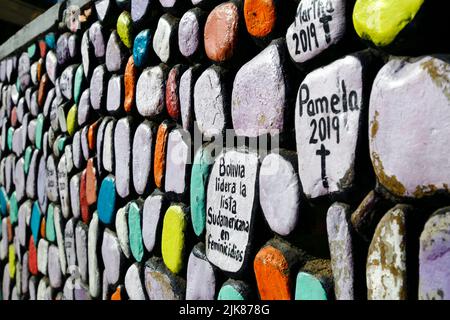 29.. Juni 2022, Calacoto, La Paz, Bolivien. Detail von Graffiti-Wandmalereien feministischer Gruppen an einer Wand im Bezirk Zona Sur von La Paz, die gegen Gewalt gegen Frauen, die Anzahl der Feminizide und die Langsamkeit des Justizsystems im Umgang mit Fällen protestieren. Stockfoto