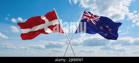 Zwei gekreuzte Flaggen Neuseeland und Dänemark winken im Wind bei bewölktem Himmel. Konzept der Beziehung, des Dialogs, des Reisens zwischen zwei Ländern. 3D illustrative Stockfoto