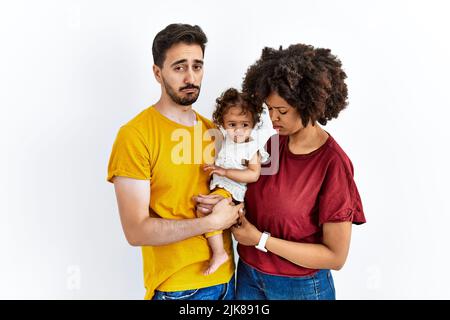 Interracial junge Familie von schwarzer Mutter und hispanischen Vater mit Tochter deprimiert und Sorge für Not, Weinen wütend und Angst. Trauriger Ausdruck. Stockfoto