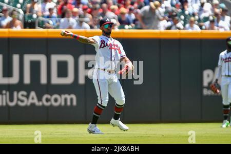 Atlanta, GA, USA. 31.. Juli 2022. Atlanta Braves-Außenfeldspieler Eddie Rosario wirft beim fünften Inning eines MLB-Spiels gegen die Arizona Diamondbacks im Truist Park in Atlanta, GA, einen Wurf in Richtung Infield. Austin McAfee/CSM/Alamy Live News Stockfoto