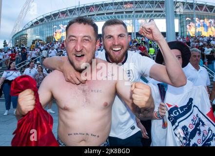 London, Großbritannien. 31.. Juli 2022. England-Fans feiern auf dem Heimweg ihren Sieg über Deutschland im UEFA Women's Euro 2022 Finale 2-1. Kredit: Michael Tubi/Alamy Live Nachrichten Stockfoto