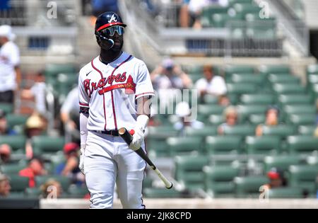 Atlanta, GA, USA. 31.. Juli 2022. Atlanta Braves Outfielder Michael Harris II kehrt zum Dugout zurück, nachdem er beim sechsten Inning eines MLB-Spiels gegen die Arizona Diamondbacks im Truist Park in Atlanta, GA, ins Feld ging. Austin McAfee/CSM/Alamy Live News Stockfoto