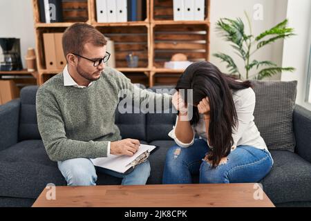 Mann und Frau Psychologie und Patient mit Psychologen Sitzung Beratung für Depressionen in der Psychologieklinik Stockfoto