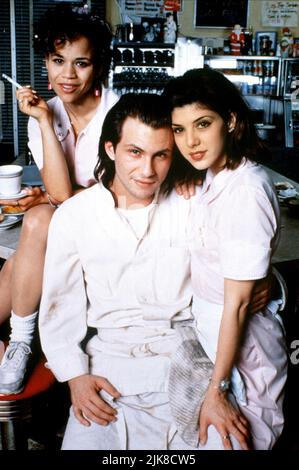 Rosie Perez, Christian Slater & Marisa Tomei Film: Untamed Heart (1993) Charaktere: Cindy,Adam & Caroline Regie: Tony Bill 12 February 1993 **WARNUNG** Dieses Foto ist nur für redaktionelle Zwecke bestimmt und unterliegt dem Copyright von METRO und/oder dem von der Film- oder Produktionsfirma beauftragten Fotografen und kann nur von Publikationen im Zusammenhang mit der Bewerbung des oben genannten Films reproduziert werden. Eine obligatorische Gutschrift für METRO ist erforderlich. Der Fotograf sollte auch bei Bekanntwerden des Fotos gutgeschrieben werden. Ohne schriftliche Genehmigung der Film Company kann keine kommerzielle Nutzung gewährt werden. Stockfoto