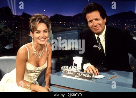 Sharon Stone & Garry Shandling Television: The Larry Sanders Show: The Mr Sharon Stone Show (TV-Serie) USA 1992–1998, / Folge 3,08: 'The Mr. Sharon Stone Show' (Regie. Todd Holland) Regie: 10. August 1994 **WARNUNG** Dieses Foto ist nur für redaktionelle Verwendung bestimmt und unterliegt dem Copyright von HBO und/oder des Fotografen, der von der Film- oder Produktionsfirma beauftragt wurde.Es kann nur von Publikationen im Zusammenhang mit der Bewerbung des oben genannten Films reproduziert werden. Eine obligatorische Gutschrift für HBO ist erforderlich. Der Fotograf sollte auch bei Bekanntwerden des Fotos gutgeschrieben werden. Ohne schriftliche A kann keine kommerzielle Nutzung gewährt werden Stockfoto