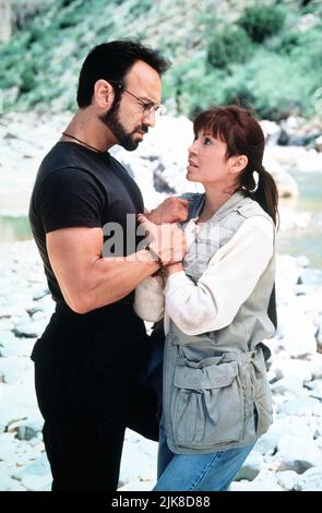 Peter Onorati & Victoria Principal Film: River Of Rage:Taking Of Maggie; Murder On The Rio Grande (1993) Charaktere: Kim & Maggie Keene Regie: Robert Iscove 03 October 1993 **WARNUNG** Dieses Foto ist nur für redaktionelle Verwendung bestimmt und unterliegt dem Copyright von LONGBOW und/oder des Fotografen, der von der Film- oder Produktionsfirma beauftragt wurde und darf nur von Publikationen im Zusammenhang mit der Bewerbung des oben genannten Films reproduziert werden. Eine obligatorische Gutschrift für LANGBOGEN ist erforderlich. Der Fotograf sollte auch bei Bekanntwerden des Fotos gutgeschrieben werden. Ohne schriftliche Genehmigung der Film Com kann keine kommerzielle Nutzung gewährt werden Stockfoto
