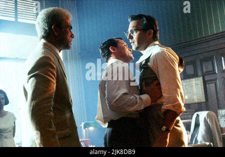 Tommy Lee Jones, Michael Rooker & Kevin Costner Film: JFK; J.F.K. (USA/FR 1991) Charaktere: Clay Shaw, Bill Broussard & Jim Garrison Regisseur: Oliver Stone 20. Dezember 1991 **WARNUNG** Dieses Foto ist nur für redaktionelle Zwecke bestimmt und unterliegt dem Copyright von WARNER BROS. Und/oder des Fotografen, der von der Film- oder Produktionsfirma beauftragt wurde und nur durch Publikationen im Zusammenhang mit der Bewerbung des oben genannten Films reproduziert werden kann. Eine obligatorische Gutschrift an WARNER BROS. Ist erforderlich. Der Fotograf sollte auch bei Bekanntwerden des Fotos gutgeschrieben werden. Ohne schriftliche Genehmigung des F kann keine kommerzielle Nutzung gewährt werden Stockfoto