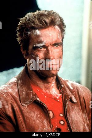 Arnold Schwarzenegger Film: Last Action Hero (USA 1993) Charaktere: Jack Slater Regie: John McTiernan 18 June 1993 **WARNUNG** Dieses Foto ist nur für den redaktionellen Gebrauch bestimmt und unterliegt dem Copyright von COLUMBIA und/oder des Fotografen, der von der Film- oder Produktionsfirma beauftragt wurde, und kann nur von Publikationen im Zusammenhang mit der Bewerbung des oben genannten Films reproduziert werden. Eine obligatorische Gutschrift an COLUMBIA ist erforderlich. Der Fotograf sollte auch bei Bekanntwerden des Fotos gutgeschrieben werden. Ohne schriftliche Genehmigung der Film Company kann keine kommerzielle Nutzung gewährt werden. Stockfoto