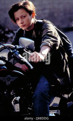 Edward Furlong Film: Terminator 2: Judgeday (USA/FR 1991) Charaktere: John Connor Regie: James Cameron 01 July 1991 **WARNUNG** Dieses Foto ist nur für den redaktionellen Gebrauch bestimmt und unterliegt dem Copyright von TRISTAR-BILDERN und/oder dem Fotografen, der von der Film- oder Produktionsfirma beauftragt wurde und darf nur von Publikationen im Zusammenhang mit der Bewerbung des oben genannten Films reproduziert werden. Eine obligatorische Gutschrift für TRISTAR-BILDER ist erforderlich. Der Fotograf sollte auch bei Bekanntwerden des Fotos gutgeschrieben werden. Ohne schriftliche Genehmigung der Film Company kann keine kommerzielle Nutzung gewährt werden. Stockfoto