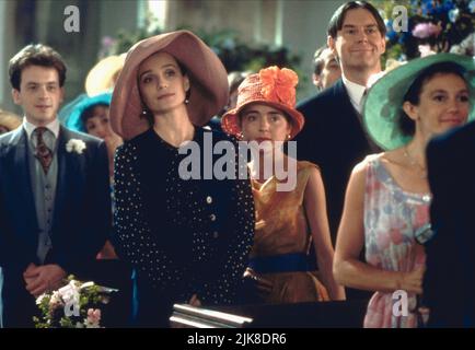 Kristin Scott Thomas & Charlotte Coleman Film: Four Weddings and A Funeral (UK 1994) Charaktere: Fiona, Scarlett Regie: Mike Newell 20 January 1994 **WARNUNG** Dieses Foto ist nur für den redaktionellen Gebrauch bestimmt und unterliegt dem Copyright für VON der Film- oder Produktionsfirma beauftragte FILME UND/oder den Fotografen und kann nur von Publikationen im Zusammenhang mit der Bewerbung des oben genannten Films reproduziert werden. Eine obligatorische Gutschrift für DIE BEARBEITUNG VON TITELFILMEN ist erforderlich. Der Fotograf sollte auch bei Bekanntwerden des Fotos gutgeschrieben werden. Ohne schriftliche Genehmigung des Film Comp kann keine kommerzielle Nutzung gewährt werden Stockfoto