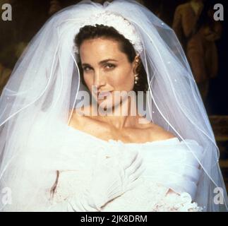 Andie MacDowell Film: Four Weddings and A Funeral (UK 1994) Charaktere: Carrie Regie: Mike Newell 20 January 1994 **WARNUNG** Dieses Foto ist nur für den redaktionellen Gebrauch bestimmt und unterliegt dem Copyright für VON der Film- oder Produktionsfirma beauftragte FILME UND/oder den Fotografen und kann nur von Publikationen im Zusammenhang mit der Bewerbung des oben genannten Films reproduziert werden. Eine obligatorische Gutschrift für DIE BEARBEITUNG VON TITELFILMEN ist erforderlich. Der Fotograf sollte auch bei Bekanntwerden des Fotos gutgeschrieben werden. Ohne schriftliche Genehmigung der Film Company kann keine kommerzielle Nutzung gewährt werden. Stockfoto