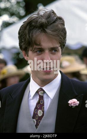 Hugh Grant Film: Four Weddings and A Funeral (UK 1994) Charaktere: Charles Regie: Mike Newell 20 January 1994 **WARNUNG** Dieses Foto ist nur für den redaktionellen Gebrauch bestimmt und unterliegt dem Copyright für VON der Film- oder Produktionsfirma beauftragte FILME UND/oder den Fotografen und kann nur von Publikationen im Zusammenhang mit der Bewerbung des oben genannten Films reproduziert werden. Eine obligatorische Gutschrift für DIE BEARBEITUNG VON TITELFILMEN ist erforderlich. Der Fotograf sollte auch bei Bekanntwerden des Fotos gutgeschrieben werden. Ohne schriftliche Genehmigung der Film Company kann keine kommerzielle Nutzung gewährt werden. Stockfoto