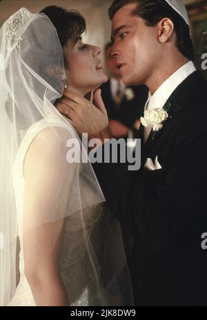 Lorraine Bracco & Ray Liotta Film Goodfellas (USA 1990) Charaktere: Karen Hill, Henry Hill Regie: Martin Scorsese 12. September 1990 **WARNUNG** dieses Foto ist nur für redaktionelle Zwecke bestimmt und ist urheberrechtlich geschützt von WARNER BROS. / BARRY WETCHER und/oder der Fotograf, der von der Film- oder Produktionsgesellschaft beauftragt wurde und nur durch Veröffentlichungen in Verbindung mit der Werbung für den oben genannten Film reproduziert werden kann. Eine obligatorische Gutschrift an WARNER BROS. / BARRY WETCHER ist erforderlich. Ohne schriftliche Genehmigung der Film Company kann keine kommerzielle Nutzung gewährt werden. Stockfoto