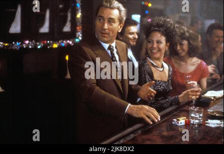 Robert de Niro Film Goodfellas (USA 1990) Regie: Martin Scorsese 12. September 1990 **WARNUNG** dieses Foto ist nur für redaktionelle Zwecke bestimmt und ist urheberrechtlich geschützt von WARNER BROS. / BARRY WETCHER und/oder der Fotograf, der von der Film- oder Produktionsgesellschaft beauftragt wurde und nur durch Veröffentlichungen in Verbindung mit der Werbung für den oben genannten Film reproduziert werden kann. Eine obligatorische Gutschrift an WARNER BROS. / BARRY WETCHER ist erforderlich. Ohne schriftliche Genehmigung der Film Company kann keine kommerzielle Nutzung gewährt werden. Stockfoto