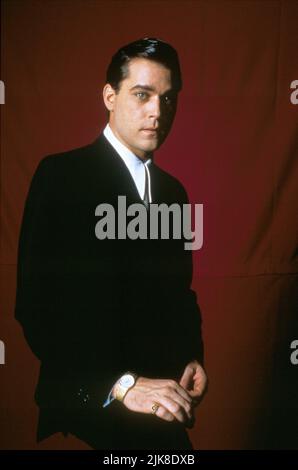 Ray Liotta Film Goodfellas (USA 1990) Charaktere: Henry Hill Regie: Martin Scorsese 12. September 1990 **WARNUNG** dieses Foto ist nur für redaktionelle Zwecke bestimmt und ist urheberrechtlich geschützt von WARNER BROS. / BARRY WETCHER und/oder der Fotograf, der von der Film- oder Produktionsgesellschaft beauftragt wurde und nur durch Veröffentlichungen in Verbindung mit der Werbung für den oben genannten Film reproduziert werden kann. Eine obligatorische Gutschrift an WARNER BROS. / BARRY WETCHER ist erforderlich. Ohne schriftliche Genehmigung der Film Company kann keine kommerzielle Nutzung gewährt werden. Stockfoto