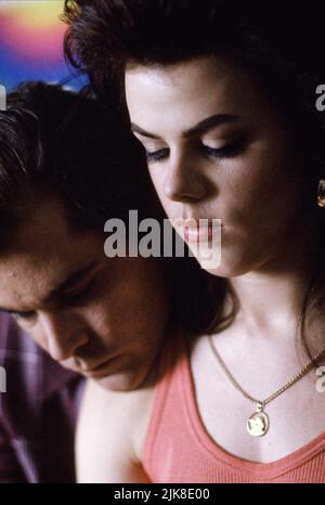 Ray Liotta & Debi Mazar Film Goodfellas (USA 1990) Charaktere: Henry Hill, Sandy Regie: Martin Scorsese 12. September 1990 **WARNUNG** dieses Foto ist nur für redaktionelle Zwecke und ist urheberrechtlich geschützt von WARNER BROS. / BARRY WETCHER und/oder der Fotograf, der von der Film- oder Produktionsgesellschaft beauftragt wurde und nur durch Veröffentlichungen in Verbindung mit der Werbung für den oben genannten Film reproduziert werden kann. Eine obligatorische Gutschrift an WARNER BROS. / BARRY WETCHER ist erforderlich. Ohne schriftliche Genehmigung der Film Company kann keine kommerzielle Nutzung gewährt werden. Stockfoto