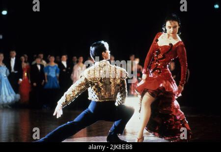 Paul Mercurio & Tara Morice Film Strictly Ballroom (1990) Charaktere: Scott Hastings, Fran Regie: Baz Luhrmann 20. August 1992 **WARNUNG** dieses Foto ist nur für redaktionelle Zwecke bestimmt und unterliegt dem Urheberrecht von RANG und/oder dem Fotografen, der von der Film or Production Company zugewiesen wurde. Es kann nur durch Veröffentlichungen in Verbindung mit der Werbung für den oben genannten Film reproduziert werden. Für die EINSTUFUNG ist eine erforderliche Gutschrift erforderlich. Der Fotograf sollte ebenfalls angerechnet werden, wenn er bekannt ist. Ohne schriftliche Genehmigung der Film Company kann keine kommerzielle Nutzung gewährt werden. Stockfoto