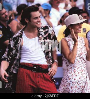 Jim Carrey & Courteney Cox Film: ACE Ventura: PET Detective (USA 1994) Charaktere: ACE Ventura, Melissa Robinson Regie: Tom Shadyac 04 February 1994 **WARNUNG** Dieses Foto ist nur für den redaktionellen Gebrauch bestimmt und unterliegt dem Copyright von MORGAN CREEK ENTERTAINMENT und/oder des Fotografen, der von der Film- oder Produktionsfirma beauftragt wurde, und kann nur von Publikationen im Zusammenhang mit der Bewerbung des oben genannten Films reproduziert werden. Eine obligatorische Gutschrift für UNTERHALTUNG VON MORGAN CREEK ist erforderlich. Der Fotograf sollte auch bei Bekanntwerden des Fotos gutgeschrieben werden. Ohne schriftliche Genehmigung kann keine kommerzielle Nutzung gewährt werden Stockfoto