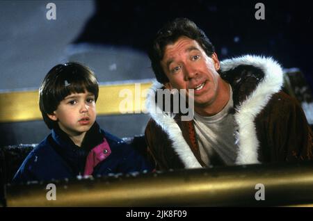 Eric Lloyd & Tim Allen Film The Santa Clause (USA 1994) Charaktere: Charlie Calvin, Scott Calvin Regie: John Pasquin 11. November 1994 **WARNUNG** dieses Foto ist nur für redaktionelle Zwecke bestimmt und unterliegt dem Copyright von DISNEY und/oder dem Fotografen, der von der Film or Production Company zugewiesen wurde. Es kann nur durch Veröffentlichungen in Verbindung mit der Werbung für den oben genannten Film reproduziert werden. Eine obligatorische Gutschrift für DISNEY ist erforderlich. Der Fotograf sollte ebenfalls angerechnet werden, wenn er bekannt ist. Ohne schriftliche Genehmigung der Film Company kann keine kommerzielle Nutzung gewährt werden. Stockfoto