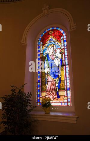 Buntglasfenster mit religiöser Figur, Kirche Saint-Francois-de-Sales, Laval, Quebec, Kanada. Stockfoto