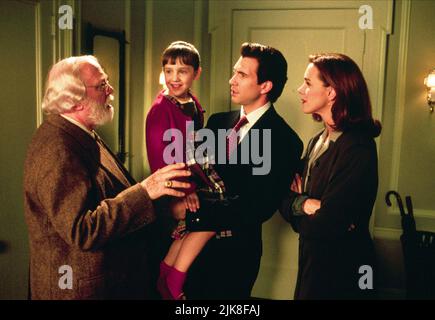 Richard Attenborough, Mara Wilson, Dylan McDermott & Elizabeth Perkins Film: Miracle on 34. Street (1994) Charaktere: Kris Kringle, Susan Walker, Bryan Bedford, Dorey Walker Regie: Les Mayfield 18 November 1994 **WARNUNG** Dieses Foto ist nur für den redaktionellen Gebrauch bestimmt und unterliegt dem Copyright von 20 CENTURY FOX und/oder des Fotografen, der von der Film- oder Produktionsfirma beauftragt wurde, und kann nur von Publikationen im Zusammenhang mit der Bewerbung des oben genannten Films reproduziert werden. Eine obligatorische Gutschrift an 20 CENTURY FOX ist erforderlich. Der Fotograf sollte auch bei Bekanntwerden des Fotos gutgeschrieben werden. Keine kommerzielle Nutzung kann b Stockfoto