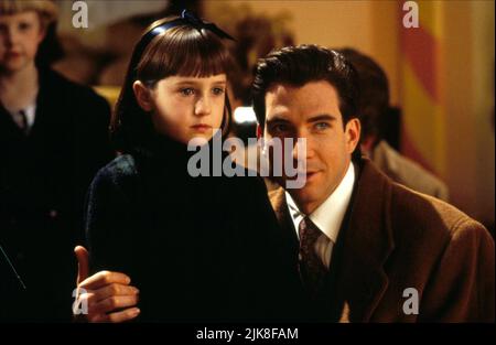 Mara Wilson & Dylan McDermott Film: Miracle on 34. Street (1994) Charaktere: Susan Walker, Bryan Bedford Regie: Les Mayfield 18 November 1994 **WARNUNG** Dieses Foto ist nur für den redaktionellen Gebrauch bestimmt und unterliegt dem Copyright von 20 CENTURY FOX und/oder des Fotografen, der von der Film- oder Produktionsfirma beauftragt wurde, und kann nur von Publikationen im Zusammenhang mit der Bewerbung des oben genannten Films reproduziert werden. Eine obligatorische Gutschrift an 20 CENTURY FOX ist erforderlich. Der Fotograf sollte auch bei Bekanntwerden des Fotos gutgeschrieben werden. Ohne schriftliche Genehmigung der Film Company kann keine kommerzielle Nutzung gewährt werden. Stockfoto