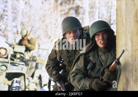 Ethan Hawke & Kevin Dillon Film: A Midnight Clear (1992) Charaktere: Sgt. Will Knott, Cpl. Mel Avakian Regie: Keith Gordon 24 April 1992 **WARNUNG** Dieses Foto ist nur für den redaktionellen Gebrauch bestimmt und unterliegt dem Copyright von A&M FILMEN und/oder dem Fotografen, der von der Film- oder Produktionsfirma beauftragt wurde und kann nur durch Publikationen im Zusammenhang mit der Bewerbung des oben genannten Films reproduziert werden. Eine obligatorische Gutschrift für A&M-FILME ist erforderlich. Der Fotograf sollte auch bei Bekanntwerden des Fotos gutgeschrieben werden. Ohne schriftliche Genehmigung der Film Company kann keine kommerzielle Nutzung gewährt werden. Stockfoto