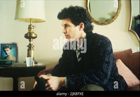 Michael Ontkean Television: Twin Peaks (TV-Serie) Charaktere: Sheriff Harry S. Truman USA 1990-1991, / Dt. Title Auch: 'Das Geheimnis von Twin Peaks' 08. April 1990 **WARNUNG** Dieses Foto ist nur für redaktionelle Verwendung bestimmt und unterliegt dem Copyright von TWIN PEAKS PRODUKTIONEN und/oder dem von der Film- oder Produktionsfirma beauftragten Fotografen und kann nur durch Publikationen im Zusammenhang mit der Bewerbung des oben genannten Films reproduziert werden. Eine obligatorische Gutschrift für PRODUKTIONEN MIT ZWEI PEAKS ist erforderlich. Der Fotograf sollte auch bei Bekanntwerden des Fotos gutgeschrieben werden. Ohne schriftliche Genehmigung kann keine kommerzielle Nutzung gewährt werden Stockfoto