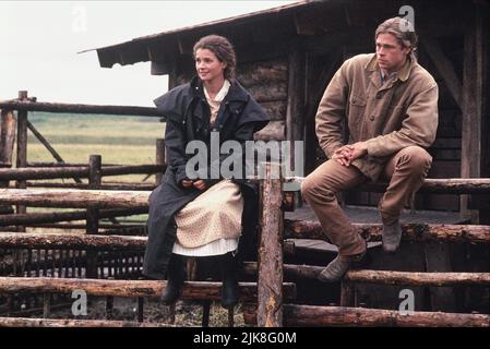 Julia Ormond & Brad Pitt Film: Legends of the Fall (USA 1994) Charaktere: Susannah Fincannon, Tristan Ludlow Regie: Edward Zwick 23 December 1994 **WARNUNG** Dieses Foto ist nur für redaktionelle Zwecke bestimmt und unterliegt dem Copyright von COLUMBIA TRISTAR und/oder des Fotografen, der von der Film- oder Produktionsfirma beauftragt wurde und darf nur von Publikationen im Zusammenhang mit der Bewerbung des oben genannten Films reproduziert werden. Eine obligatorische Gutschrift an COLUMBIA TRISTAR ist erforderlich. Der Fotograf sollte auch bei Bekanntwerden des Fotos gutgeschrieben werden. Ohne schriftliche Genehmigung der Film Company kann keine kommerzielle Nutzung gewährt werden. Stockfoto