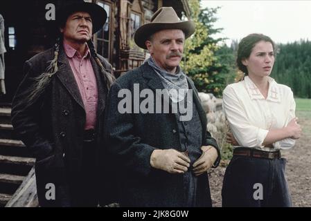 Gordon Tootoosis, Anthony Hopkins & Julia Ormond Film: Legends of the Fall (USA 1994) Charaktere: One Stab, Col. William Ludlow, Susannah Fincannon Regie: Edward Zwick 23 December 1994 **WARNUNG** Dieses Foto ist nur für redaktionelle Zwecke bestimmt und unterliegt dem Copyright von COLUMBIA TRISTAR und/oder des Fotografen, der von der Film- oder Produktionsfirma beauftragt wurde und darf nur von Publikationen im Zusammenhang mit der Bewerbung des oben genannten Films reproduziert werden. Eine obligatorische Gutschrift an COLUMBIA TRISTAR ist erforderlich. Der Fotograf sollte auch bei Bekanntwerden des Fotos gutgeschrieben werden. Ohne Schreibzugriff kann keine kommerzielle Nutzung gewährt werden Stockfoto