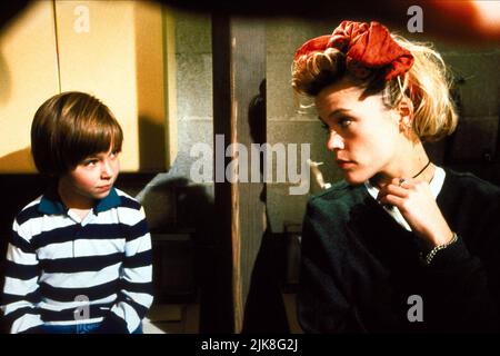 Alex Vincent & Christine Elise Film: Child'S Play 2 (1990) Charaktere: Andy Barclay, Kyle Regie: John Lafia 09 November 1990 **WARNUNG** Dieses Foto ist nur für redaktionelle Verwendung bestimmt und unterliegt dem Copyright von UNIVERSAL und/oder dem Fotografen, der von der Film- oder Produktionsfirma beauftragt wurde und darf nur von Publikationen im Zusammenhang mit der Bewerbung des oben genannten Films reproduziert werden. Eine obligatorische Gutschrift an UNIVERSAL ist erforderlich. Der Fotograf sollte auch bei Bekanntwerden des Fotos gutgeschrieben werden. Ohne schriftliche Genehmigung der Film Company kann keine kommerzielle Nutzung gewährt werden. Stockfoto