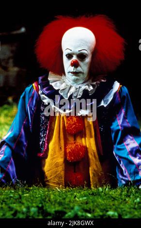 Tim Curry Film: Stephen King'S IT (TV-Film) Charaktere: Pennywise USA/CAN 1990, / Literaturverfilmung (nach dem Buch von Stephen King) Regie: Tommy Lee Wallace 18 November 1990 **WARNUNG** Dieses Foto ist nur für den redaktionellen Gebrauch bestimmt und unterliegt dem Copyright des LORIMAR-FERNSEHENS und/oder des Fotografen, der von der Film- oder Produktionsfirma beauftragt wurde, und kann nur von Publikationen im Zusammenhang mit der Bewerbung des oben genannten Films reproduziert werden. Eine obligatorische Gutschrift an LORIMAR TELEVISION ist erforderlich. Der Fotograf sollte auch bei Bekanntwerden des Fotos gutgeschrieben werden. Ohne Schreibzugriff kann keine kommerzielle Nutzung gewährt werden Stockfoto