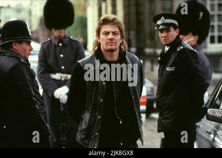 Sean Bean Film: Patriot Games (USA 1992) Charaktere: Sean Miller / Literaturverfilmung (nach dem Buch von Tom Clancy) Regie: Phillip Noyce 05 June 1992 **WARNUNG** Dieses Foto ist nur für den redaktionellen Gebrauch bestimmt und unterliegt dem Copyright von PARAMOUNT PICTURES und/oder des Fotografen, der von der Film- oder Produktionsfirma beauftragt wurde und darf nur von Publikationen im Zusammenhang mit der Bewerbung des oben genannten Films reproduziert werden. Eine obligatorische Gutschrift für PARAMOUNT-BILDER ist erforderlich. Der Fotograf sollte auch bei Bekanntwerden des Fotos gutgeschrieben werden. Ohne schriftliche Genehmigung der Fil kann keine kommerzielle Nutzung gewährt werden Stockfoto