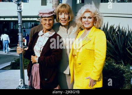 Leachman, Tomlin & Zsa Zsa Gabor Film The Beverly Hillbillies (USA 1993) Charaktere: Regie: Penelope Spheeris 15. Oktober 1993 **WARNUNG** dieses Foto ist nur für redaktionelle Zwecke bestimmt und unterliegt dem Copyright von 20TH CENTURY FOX und/oder dem Fotografen, der von der Film- oder Produktionsgesellschaft beauftragt wurde. Es kann nur durch Veröffentlichungen in Verbindung mit der Werbung für den oben genannten Film reproduziert werden. Eine obligatorische Gutschrift für 20TH CENTURY FOX ist erforderlich. Der Fotograf sollte ebenfalls angerechnet werden, wenn er bekannt ist. Ohne schriftliche Genehmigung der Film Company kann keine kommerzielle Nutzung gewährt werden. Stockfoto