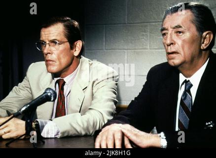 Nick Nolte & Robert Mitchum Film: Cape Fear (USA 1991) Charaktere: Sam Bowden & Lieutenant Elgart Regie: Martin Scorsese 15 November 1991 **WARNUNG** Dieses Foto ist nur für redaktionelle Zwecke bestimmt und unterliegt dem Copyright von UNIVERSAL und/oder dem Fotografen, der von der Film- oder Produktionsfirma beauftragt wurde und darf nur von Publikationen im Zusammenhang mit der Bewerbung des oben genannten Films reproduziert werden. Eine obligatorische Gutschrift an UNIVERSAL ist erforderlich. Der Fotograf sollte auch bei Bekanntwerden des Fotos gutgeschrieben werden. Ohne schriftliche Genehmigung der Film Company kann keine kommerzielle Nutzung gewährt werden. Stockfoto