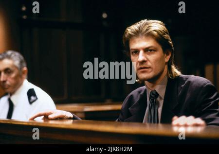 Sean Bean Film: Patriot Games (USA 1992) Charaktere: Sean Miller / Literaturverfilmung (nach dem Buch von Tom Clancy) Regie: Phillip Noyce 05 June 1992 **WARNUNG** Dieses Foto ist nur für den redaktionellen Gebrauch bestimmt und unterliegt dem Copyright von PARAMOUNT PICTURES und/oder des Fotografen, der von der Film- oder Produktionsfirma beauftragt wurde und darf nur von Publikationen im Zusammenhang mit der Bewerbung des oben genannten Films reproduziert werden. Eine obligatorische Gutschrift für PARAMOUNT-BILDER ist erforderlich. Der Fotograf sollte auch bei Bekanntwerden des Fotos gutgeschrieben werden. Ohne schriftliche Genehmigung der Fil kann keine kommerzielle Nutzung gewährt werden Stockfoto