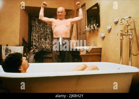 Mark Frankel & Brian Glover Film: Leon, Der Schweinebauer; (1992) Charaktere: Leon Geller & Brian Chadwick Regie: Vadim Jean & Gary Sinyor 01 August 1992 **WARNUNG** Dieses Foto ist nur für redaktionelle Verwendung bestimmt und unterliegt dem Copyright von UNAPIX-FILMEN und/oder dem von der Film- oder Produktionsfirma beauftragten Fotografen.Es kann nur durch Publikationen im Zusammenhang mit der Bewerbung des oben genannten Films reproduziert werden. Eine obligatorische Gutschrift für UNAPIX-FILME ist erforderlich. Der Fotograf sollte auch bei Bekanntwerden des Fotos gutgeschrieben werden. Ohne schriftliche Genehmigung der Film Company kann keine kommerzielle Nutzung gewährt werden. Stockfoto