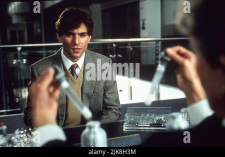 Mark Frankel Film: Leon, Der Schweinebauer; (1992) Charaktere: Leon Geller Regie: Vadim Jean & Gary Sinyor 01 August 1992 **WARNUNG** Dieses Foto ist nur für redaktionelle Verwendung bestimmt und unterliegt dem Copyright von UNAPIX-FILMEN und/oder dem von der Film- oder Produktionsfirma beauftragten Fotografen.Es kann nur durch Publikationen im Zusammenhang mit der Bewerbung des oben genannten Films reproduziert werden. Eine obligatorische Gutschrift für UNAPIX-FILME ist erforderlich. Der Fotograf sollte auch bei Bekanntwerden des Fotos gutgeschrieben werden. Ohne schriftliche Genehmigung der Film Company kann keine kommerzielle Nutzung gewährt werden. Stockfoto