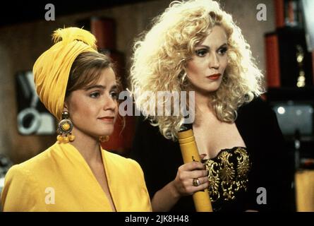 Elisabeth Shue & Cathy Moriarty Film: Seifig (USA 1991) Charaktere: Lori Craven & Montana Mooreboad Regie: Michael Hoffman 31 May 1991 **WARNUNG** Dieses Foto ist nur für redaktionelle Zwecke bestimmt und unterliegt dem Copyright von PARAMOUNT PICTURES und/oder des Fotografen, der von der Film- oder Produktionsfirma beauftragt wurde und darf nur von Publikationen im Zusammenhang mit der Bewerbung des oben genannten Films reproduziert werden. Eine obligatorische Gutschrift für PARAMOUNT-BILDER ist erforderlich. Der Fotograf sollte auch bei Bekanntwerden des Fotos gutgeschrieben werden. Ohne schriftliche Genehmigung der Film Company kann keine kommerzielle Nutzung gewährt werden. Stockfoto