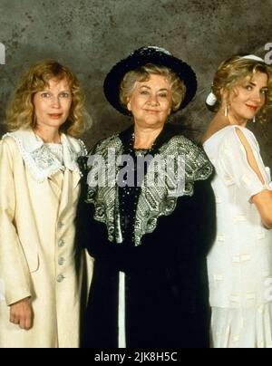 Mia Farrow, Joan Plowright & Natasha Richardson Film: Widows' Peak (UK/IRL 1994) Charaktere: Miss Katherine O'Hare / Clancy,Mrs. Doyle-Counihan & Mrs. Edwina Broome Direktorin: John Irvin 15. April 1994 **WARNUNG** Dieses Foto ist nur für redaktionelle Verwendung bestimmt und unterliegt dem Copyright der VON der Film- oder Produktionsfirma beauftragten ORGANISATION und/oder des Fotografen.Es kann nur von Publikationen im Zusammenhang mit der Bewerbung des oben genannten Films reproduziert werden. Eine obligatorische Gutschrift an DIE RANGORGANISATION ist erforderlich. Der Fotograf sollte auch bei Bekanntwerden des Fotos gutgeschrieben werden. Eine kommerzielle Nutzung ist nicht möglich Stockfoto