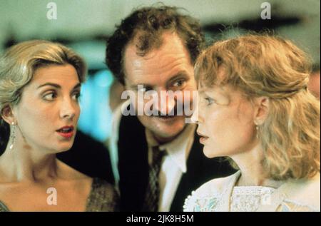 Natasha Richardson, Jim Broadbent & Mia Farrow Film: Widows' Peak (UK/IRL 1994) Charaktere: Mrs. Edwina Broome, Con Clancy, Kilshannon Dentist & Miss Katherine O'Hare / Clancy Regie: John Irvin 15. April 1994 **WARNUNG** Dieses Foto ist nur für redaktionelle Verwendung bestimmt und unterliegt dem Copyright der VON der Film- oder Produktionsfirma beauftragten ORGANISATION und/oder des Fotografen.Es kann nur von Publikationen im Zusammenhang mit der Bewerbung des oben genannten Films reproduziert werden. Eine obligatorische Gutschrift an DIE RANGORGANISATION ist erforderlich. Der Fotograf sollte auch bei Bekanntwerden des Fotos gutgeschrieben werden. Keine Werbung Stockfoto