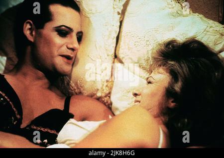 Adrian Pasdar & Julie Walters Film: Just Like A Woman (1994) Charaktere: Gerald Tilson / Geraldine & Monica Regie: Christopher Monger 23 April 1992 **WARNUNG** Dieses Foto ist nur für redaktionelle Zwecke bestimmt und unterliegt dem Copyright von RANK und/oder des Fotografen, der von der Film- oder Produktionsfirma beauftragt wurde, und kann nur von Publikationen im Zusammenhang mit der Bewerbung des oben genannten Films reproduziert werden. Eine obligatorische Gutschrift für RANG ist erforderlich. Der Fotograf sollte auch bei Bekanntwerden des Fotos gutgeschrieben werden. Ohne schriftliche Genehmigung der Film Company kann keine kommerzielle Nutzung gewährt werden. Stockfoto