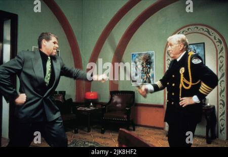 Ron Perlman & George Gaynes Film: Police Academy: Mission to Moscow; Police Academy 7 (USA 1994) Charaktere: Konstantine Konali & Cmndt. Eric Lassard Regie: Alan Metter 10 June 1994 **WARNUNG** Dieses Foto ist nur für redaktionelle Verwendung bestimmt und unterliegt dem Copyright von WARNER BROS. Und/oder des Fotografen, der von der Film- oder Produktionsfirma beauftragt wurde und nur durch Publikationen im Zusammenhang mit der Bewerbung des oben genannten Films reproduziert werden kann. Eine obligatorische Gutschrift an WARNER BROS. Ist erforderlich. Der Fotograf sollte auch bei Bekanntwerden des Fotos gutgeschrieben werden. Ohne schriftliche Genehmigung kann keine kommerzielle Nutzung gewährt werden Stockfoto