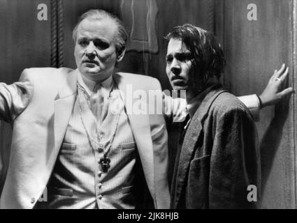 Bill Murray & Johnny Depp Film: Ed Wood (1994) Charaktere: Bunny Breckinridge & Ed Wood Regie: Tim Burton 28. September 1994 **WARNUNG** Dieses Foto ist nur für redaktionelle Zwecke bestimmt und unterliegt dem Copyright von TOUCHSTONE und/oder des Fotografen, der von der Film- oder Produktionsfirma beauftragt wurde, und kann nur von Publikationen im Zusammenhang mit der Bewerbung des oben genannten Films reproduziert werden. Ein obligatorischer Credit to TOUCHSTONE ist erforderlich. Der Fotograf sollte auch bei Bekanntwerden des Fotos gutgeschrieben werden. Ohne schriftliche Genehmigung der Film Company kann keine kommerzielle Nutzung gewährt werden. Stockfoto