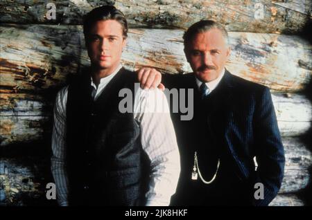 Brad Pitt & Anthony Hopkins Film: Legends of the Fall (USA 1994) Charaktere: Tristan Ludlow & Col. William Ludlow Regie: Edward Zwick 23 December 1994 **WARNUNG** Dieses Foto ist nur für redaktionelle Zwecke bestimmt und unterliegt dem Copyright von COLUMBIA TRISTAR und/oder des Fotografen, der von der Film- oder Produktionsfirma beauftragt wurde und darf nur von Publikationen im Zusammenhang mit der Bewerbung des oben genannten Films reproduziert werden. Eine obligatorische Gutschrift an COLUMBIA TRISTAR ist erforderlich. Der Fotograf sollte auch bei Bekanntwerden des Fotos gutgeschrieben werden. Ohne schriftliche Genehmigung der Film Company kann keine kommerzielle Nutzung gewährt werden Stockfoto